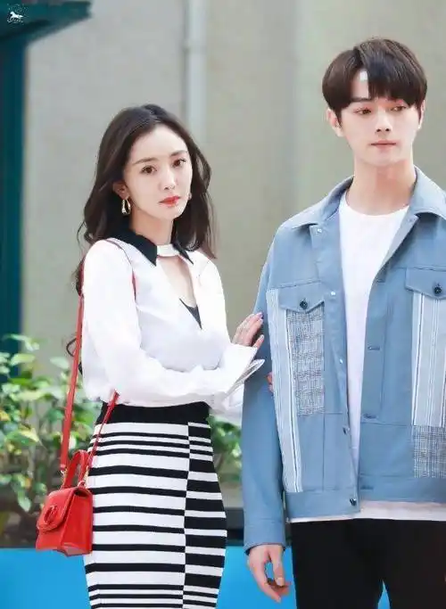 杨幂新剧路透照曝光,身材优越气场超强,和许凯同框真的没有cp感_感觉