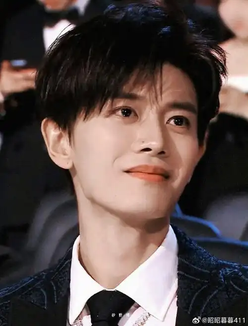 任嘉伦的眼睛,简直是造物主精心雕琢的艺术品!