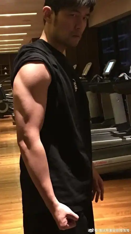 周杰伦又帅出新高度,花衬衣配黑t恤泡吧装,酷感十足