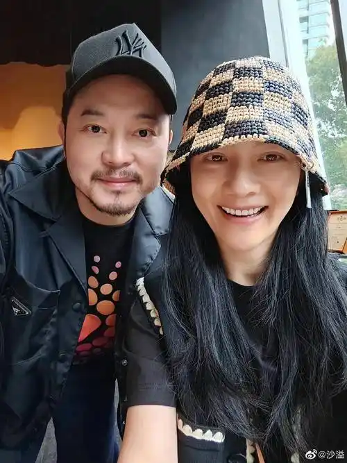 沙溢520表白妻儿,和胡可自拍秀恩爱好幸福,安吉小鱼儿越来越像_老婆