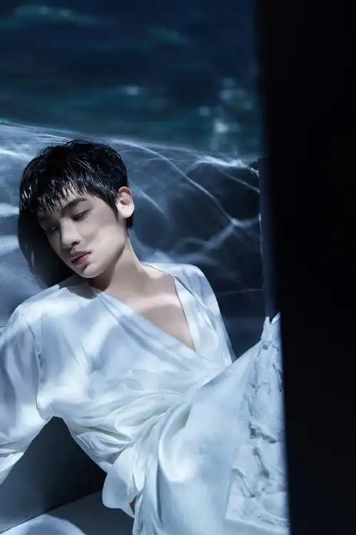 黄明昊新ep一人之众预告照