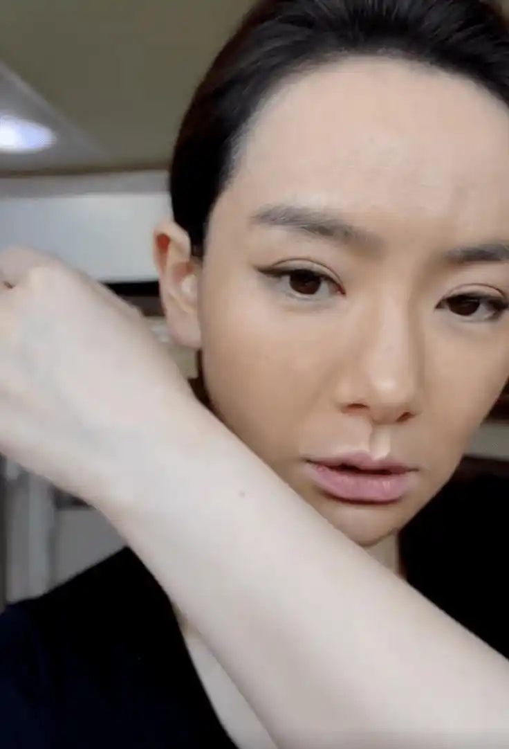 戚薇发文告别新剧角色,晒无滤镜怼脸拍,肌肤粗糙泛油光太真实_视频
