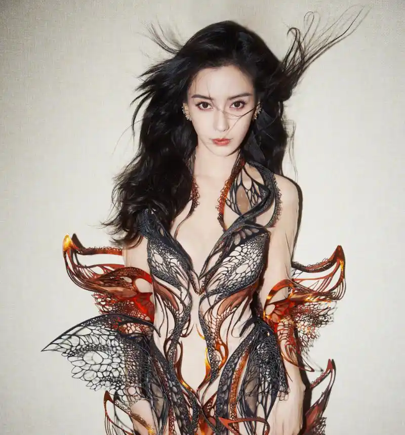 封神!杨颖芭莎造型爆火,宛若火山口走出的女战神,比模特还美