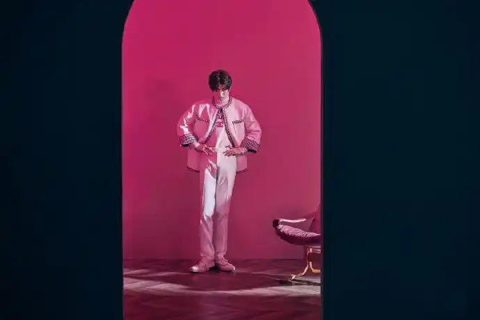 简介:蔡徐坤粉色西装大片写真图片,分享一组蔡徐坤图片给大家,图中的