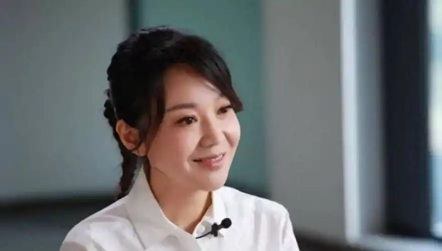 2019年,主演热播剧《少年派》,林妙妙妈妈王胜男,老搭档张嘉译饰演