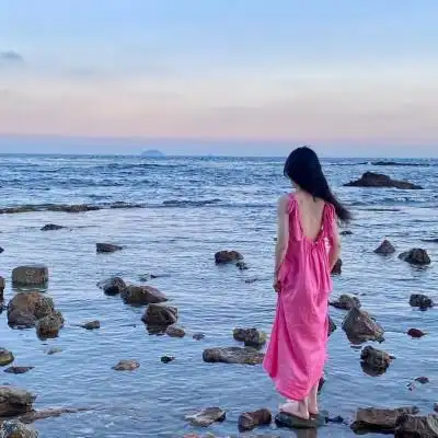 女生海边背影头像唯美 高清漂亮女人看海的背影图片头像_女生头像