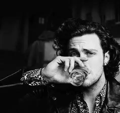 喝酒也超性感的欧美黑白男生头像