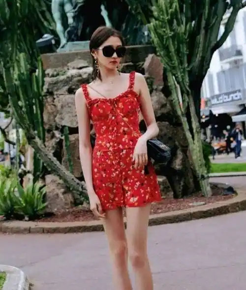 原创关晓彤太会穿了红色吊带裙肤白胜雪高开叉露大长腿太迷人