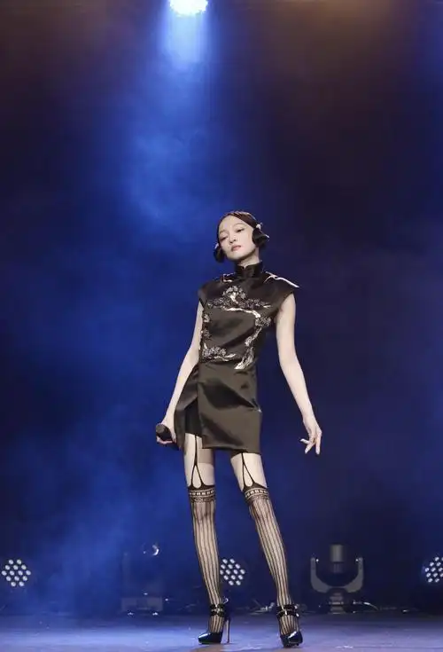 宝蓝色修身鱼尾裙勾勒超模比例,张韶涵秀舞台造型,被调侃像瓶酒