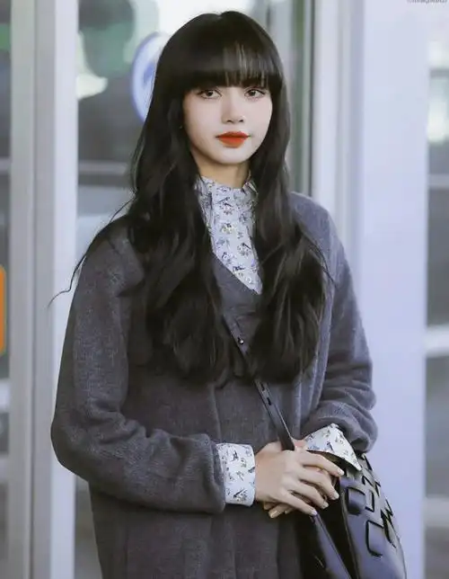 lisa长发好可爱!穿碎花裙文静甜美,短发气质太硬却最爱!