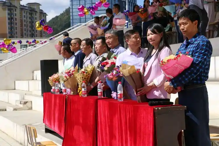 昭通市实验中学隆重举行高三年级毕业典礼暨高考壮行仪式