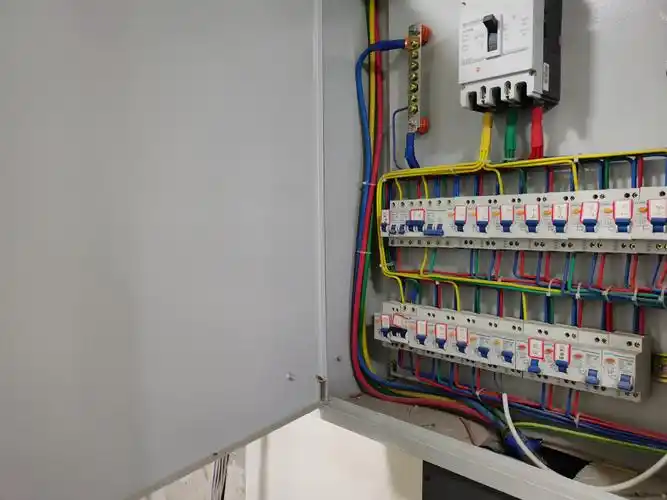 配电箱接地跨接和安全警示标识缺失