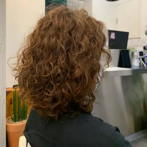 第四种:满头卷烫发