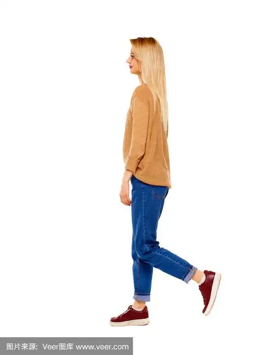 走路的女人的侧视图.