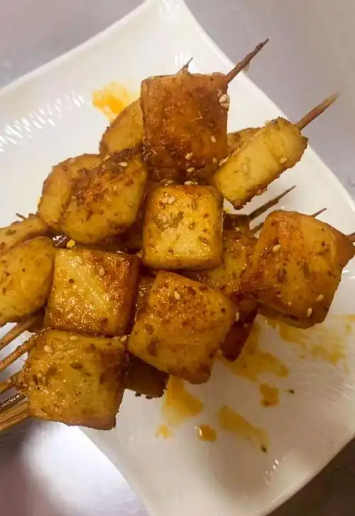 谁又能不被诱惑 鱼肉嫩的出水,味道更是可口 别提多美了~  鱼豆腐串