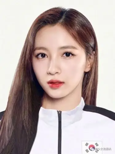 本以为是高冷狐狸颜美少女,没想到却是个"自拍废人"?_凤凰网