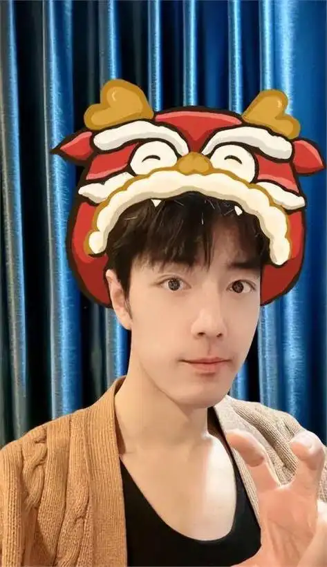 肖战的笑,成"治愈系"表情包,"击中"万千网友的心!