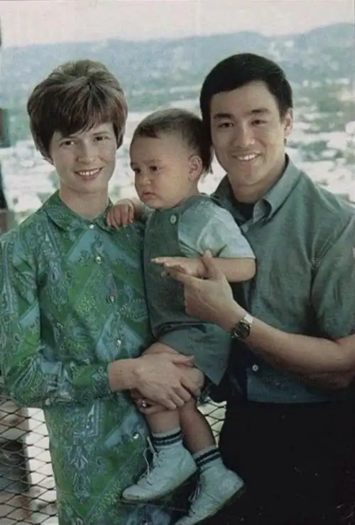 原创李小龙的妻子琳达艾米莉和李小龙彩色温馨家庭照