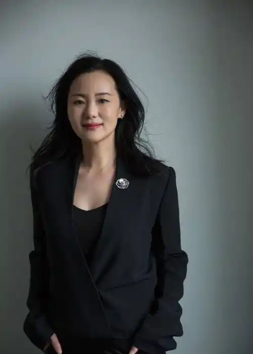 50岁蔡少芬被夸像20多岁,她丝毫不在意年龄_少女_女明星_观众