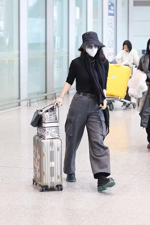 章子怡走机场被拍秋衣下塞裤子里像中年大妈勒出肚腩太不体面