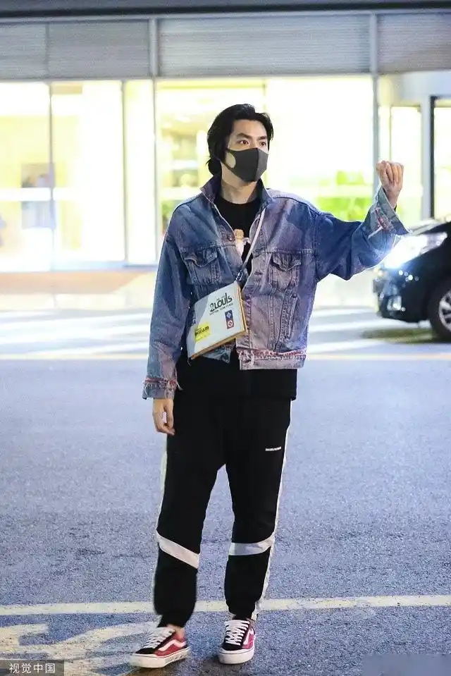 近日,吴亦凡现身机场.