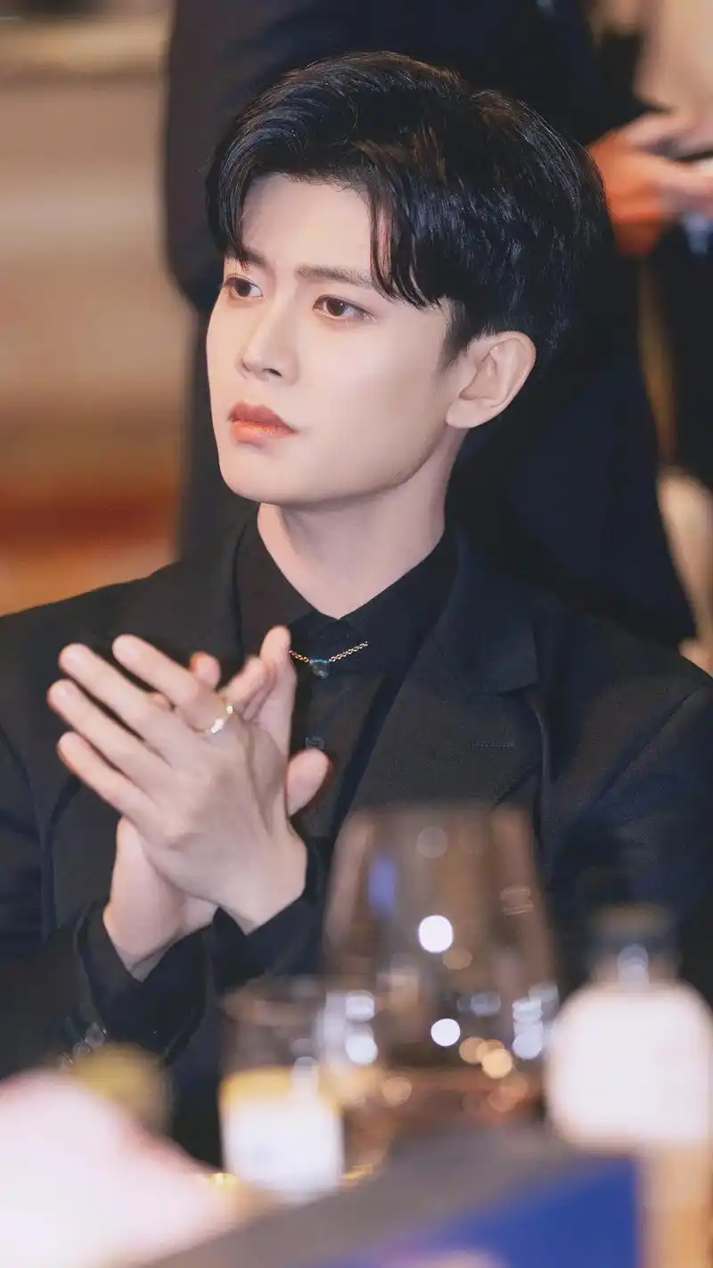 是好久不见的人呐#任嘉伦 #西装杀 #壁纸#手机壁纸#热爱可 - 抖音