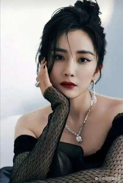 杨幂1986年9月12日出生于北京,从小就展现出出色的表演天赋.