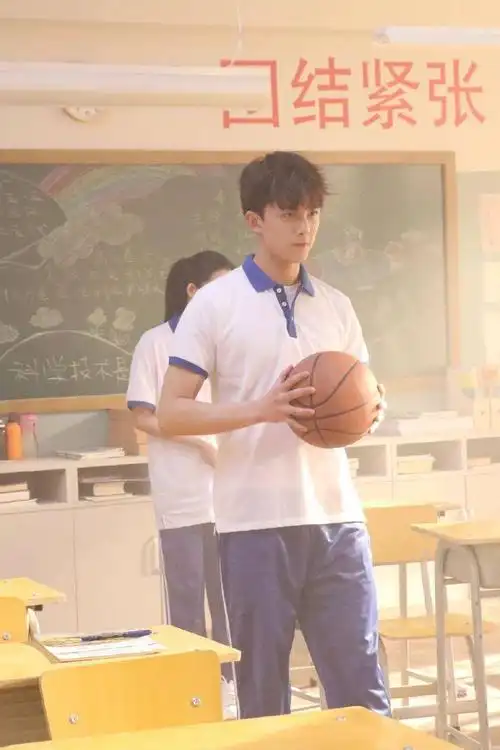 吴磊上综艺吊威亚引网友围观白衬衫正装照刷屏了