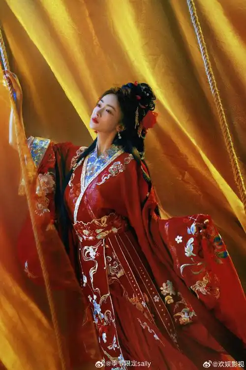 趁着墨雨云间热播,吴谨言今天发了一组古风红衣写真,来看吴姐状态