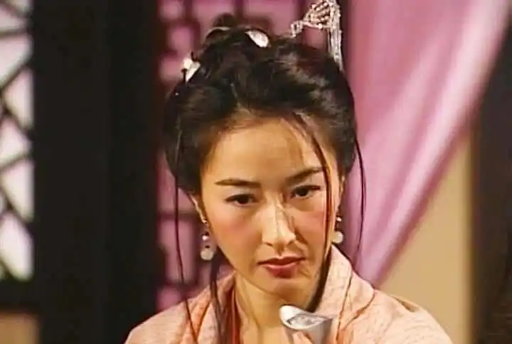 54岁关咏荷近照,被张家辉独宠15年,女儿长相一言难尽!