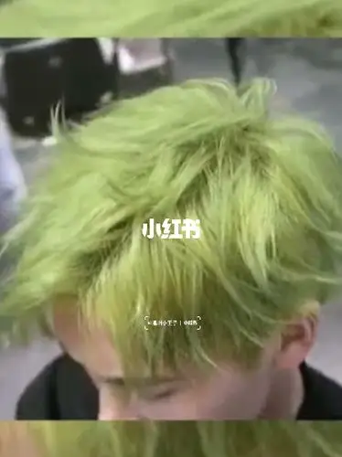 要想生活过得去,头顶总要带点绿牛油果绿走在绿色系发色中的第一位很