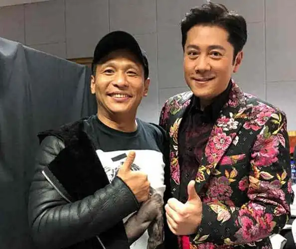 宋小宝和谁合影都规规矩矩,而图4不同,网友:真的是不顾形象了