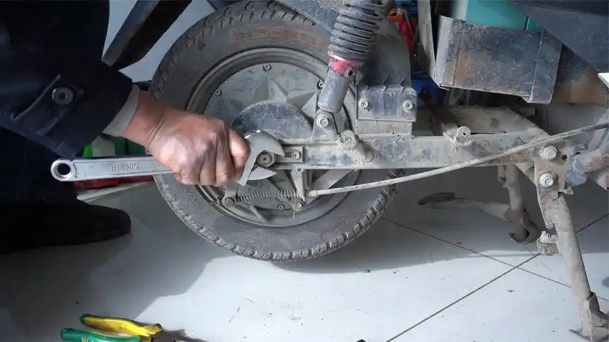 电动车后轮上的螺丝有多重要?会影响行驶安全吗?师傅告诉你答案