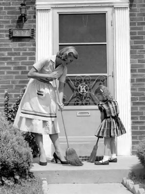 好友罗拉说道:"下周见,海伦.