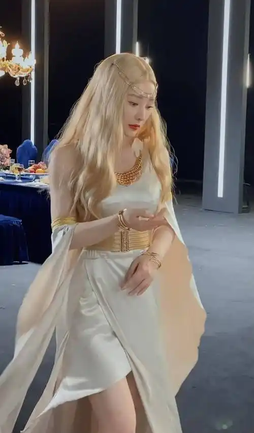 40岁柳岩cos雅典娜,金发红唇眼神撩人,网友:辣妹本辣啊!