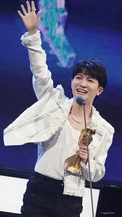 腾讯音乐娱乐盛典##周深获年度最具影响力内地男歌手##周深出道九