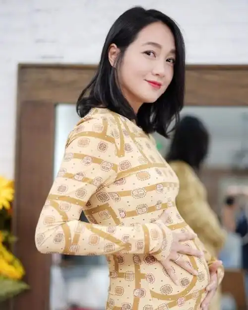 朱丹晒二胎大肚照庆生,淡黄长裙温柔贤惠,低头浅笑太美好了