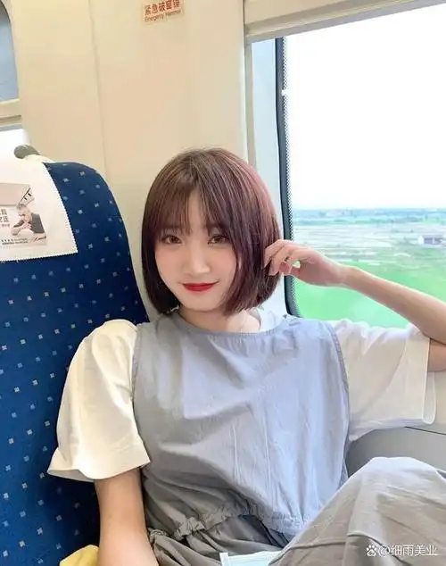 层次,流向,蓬松度,以及发型刘海的选择,设计的恰到好处,有着青春少女