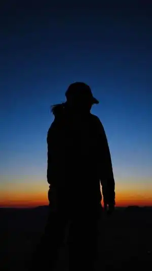 黄昏下的孤独的人背影