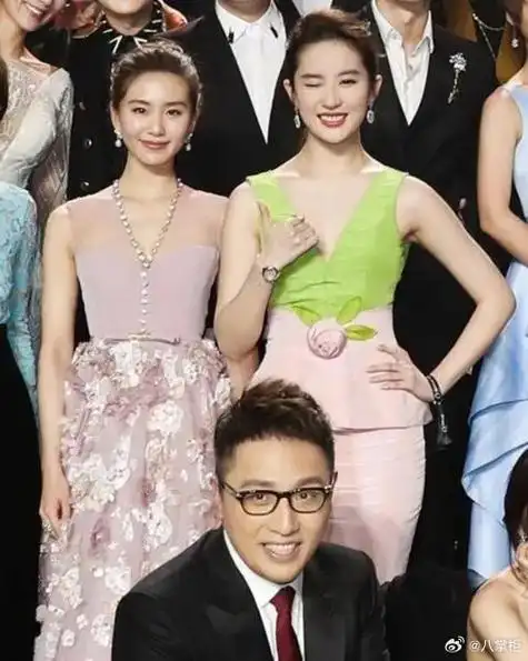 刘亦菲刘诗诗合影旧照##龙年大吉