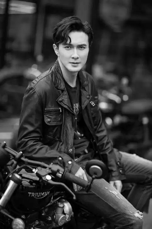 简介:高伟光酷帅机车风写真图片,分享一组高伟光图片给大家,图中的