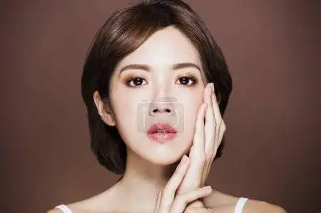 年轻美丽的小脸蛋,皮肤洁白