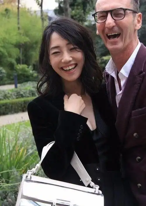 白百何与老外私密合照,疑似开启新恋情!_网易订阅