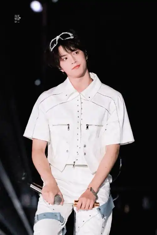 刘耀文超话i#刘耀文#    遇见的都是天意,拥有的都是幸运 世界上有