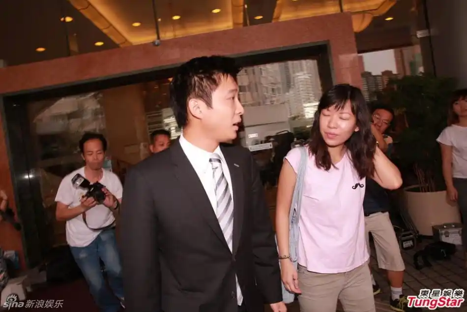 霍启山先行离开医院 称全家都在学抱小孩