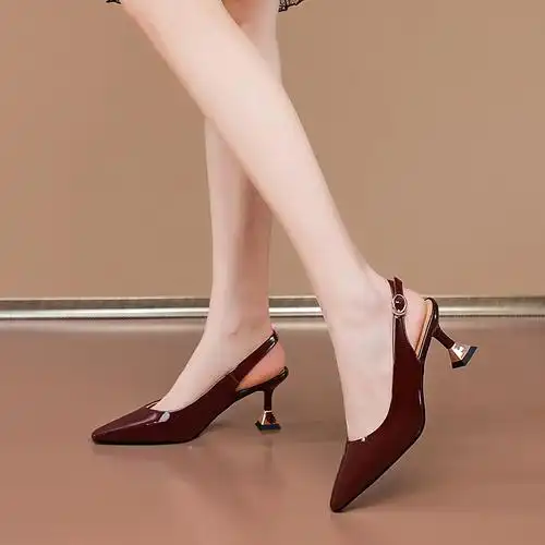 2021春夏季新款女鞋尖头细跟高跟皮鞋电镀跟搭扣牛漆皮时装凉鞋女 酒