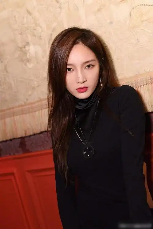 2007年正是韩国偶像文化在中国最火热的发展阶段,孟佳被韩国娱乐公司