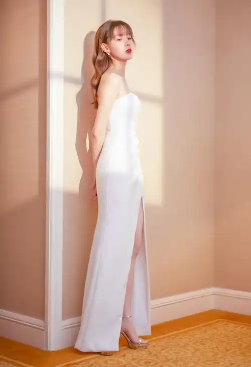 陈瑶抹胸白裙性感写真图片22