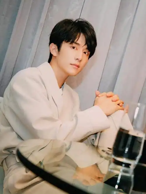 张新成黑背心返场,真的很帅呀,肌肉线条好好啊,一整个爱住了!