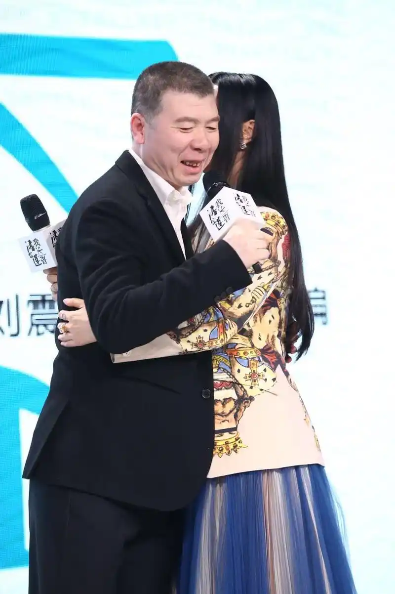 范冰冰送拥抱 冯小刚:胸很大啊